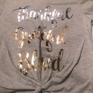 Front knot screen tee